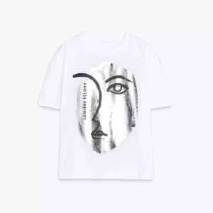 Vit t-shirt med silvertryck - Jättesnygg vit t shirt från Zara med silverteyck💗 skriv gärna om ni har frågor🥰