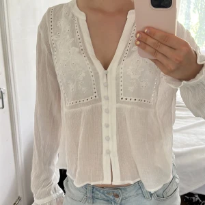 En vit blus med detaljer - Säljer min vit zara blus med detaljer.❤️