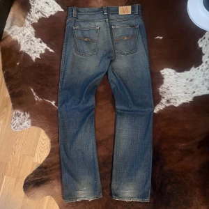 Vintage nudie LowSlimJim - Säljer dessa sjukt snygga vintage Nudie jeansen i modellen LowSlimJim, jeansen är i mycket fint skick för att vara så gamla som dom är, storlek-W34/L34, hör av dig vid funderingar!🙌