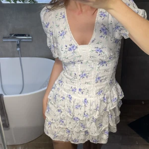 Blommig klänning Zara  - Säljer denna populära klänning från Zara, strl S men sitter som XS enligt mig. Har använt den några fåtal gånger och ser ut som ny! 