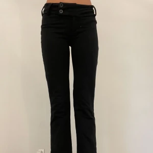 Svarta kostymbyxor från Gina - Svarta kostymbyxor från Gina Young i strl 146-152, mycket bra skick säljer pågrund av att de är förkorta💗