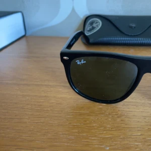 svarta ray ban boyfriends - säljer ett par riktigt feta Boyfriends nästan helt nya.Man får med fodral osv!frågor?Fråga på!!