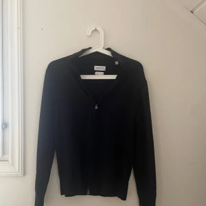 Merinoull zip hoodie - Säljer en riktigt snygg zip hoodie ifrån These Glory Days! Den är tillverkad i merino ull! Passar storlek xxs-xs! Hör av er vid eventuella frågor eller funderingar!✌️🙌