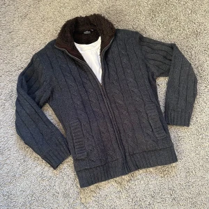 Stickad cardigan fodrad med päls - Säljer nu en as fet stickad cardigan som är fodrad med päls på insidan. Den är grå/marinblå - riktigt eftertraktad färg. 9/10 skick, inga defekter!! Pris kan diskuteras! Hör av dig vid intresse 🤩 