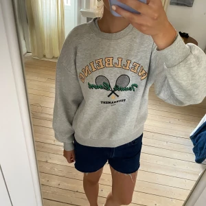 Grå sweatshirt med tryck - Säljer min jättesnygga lite oversized sweatshirt med tennistryck🩷🩷🩷superskön och i bra skick