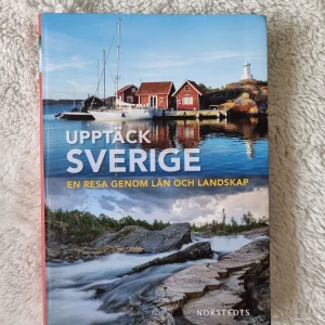 Upptäck Sverige: En resa genom län och landskap - Följ med på en inspirerande resa genom Sveriges län och landskap! Upptäck vackra städer, sjöar, skogar och kustmiljöer med massor av bilder, tips på resmål och detaljerade vägkartor. Perfekt för dig som vill utforska Sverige på ett nytt sätt. Boken är i nyskick