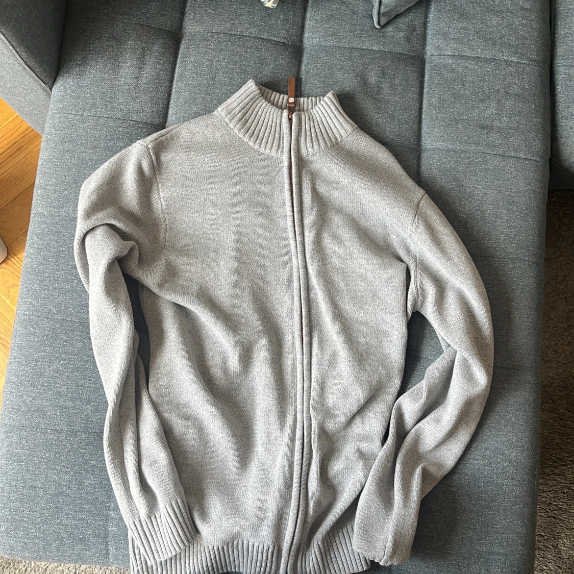 Ljusgrå stickad kofta från Indicode - 2