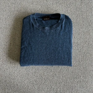 Blå stickad tröja från Oscar Jacobson - 🧵 Märke: Oscar Jacobsson  📏 Storlek: M ✨ Skick: Mycket gott skick / Nästan som nya 🎯 Perfekta både till vardags och när du vill klä upp dig lite extra 📦 Snabb leverans – skickas samma dag! 💌 Har du frågor? Hör gärna av dig – svarar snabbt!