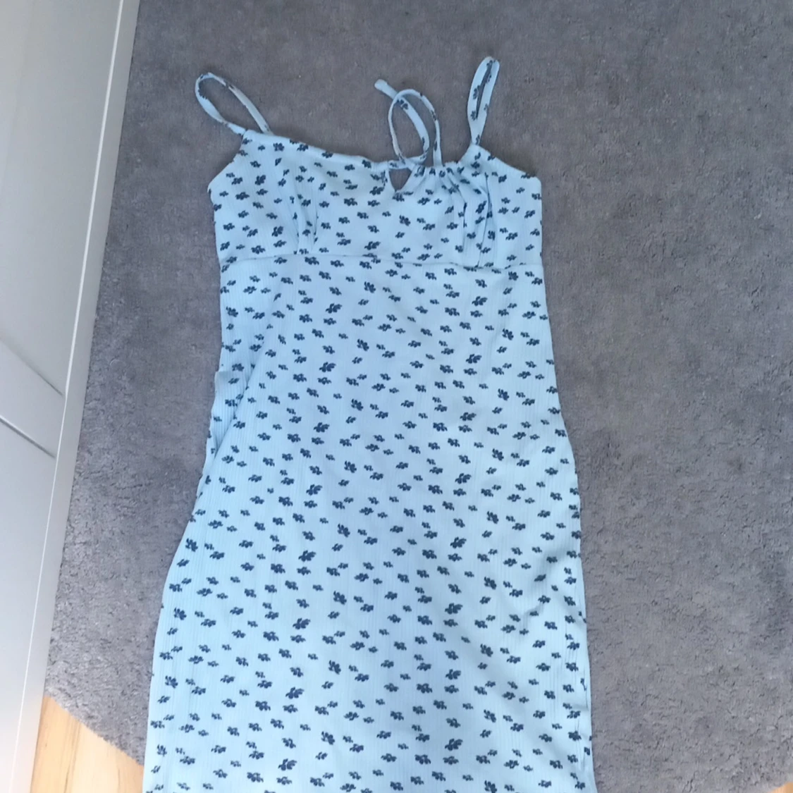 Blommig ljusblå klänning Stories S