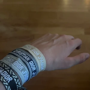 Christian dior armband - Väldigt feta och bra skick christian dior armband!!🔥skriv om ni har ytterligare frågor! Välj vilka du vill köpa, 200kr styck!