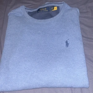 Polo Ralph Lauren tröja  - Säljer en riktigt snygg å skön finstickad Polo Ralph Lauren tröja. Tröjan är i strl S och är endast använd 1 gång och är helt som ny. Nypris 2595, mitt pris 950, kan gå ner i pris vid snabb affär!!!