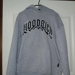 Hoodrich hoodie   - Fråga om fu vill ha mera bilder