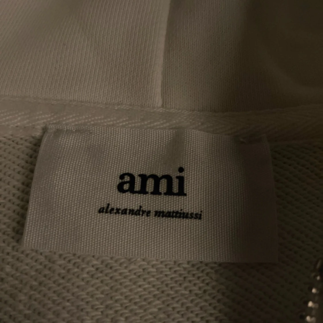 Vit hoodie med rött hjärta från Ami - 2