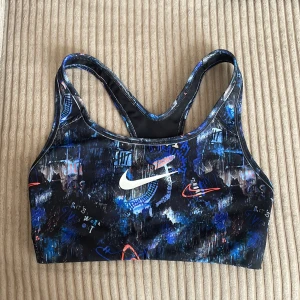 Nike sportopp - En snygg Nike sporttopp! Använd sparsamt, säljer då den är för liten.                                                    