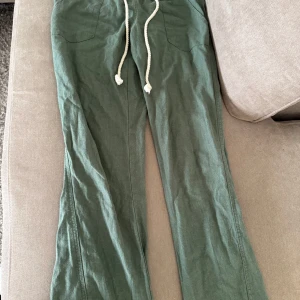 Linnebyxor - Gröna linnebyxor från roxy i storlek S som tyvärr inte används mer längre. Köpta förra året för 599 på zalando. Pris kan diskuteras!