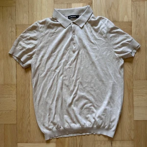 J.Lindeberg Pikétröja  - Beige pikétröja från J.Lindeberg. Bra skick. Storlek M. Hör av er ifall ni har några frågor!