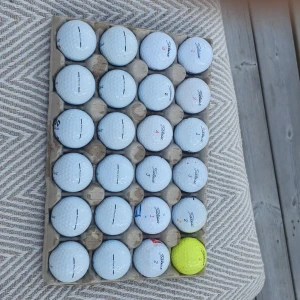 Pro V1 - En samling av Titleist Pro V1 golfbollar, perfekt för dig som vill ta ditt golfspel till nästa nivå. Här får du många bollar i bra skick, redo för både träning och tävling. Passar både nybörjare och erfarna golfare som vill ha kvalitet på banan. Halva av bollarna är nya modellen av pro v1 eller pro v1x och andra halvan är en blandning av titleist bollar. Skriv gärna om ni vill diskutera pris!⛳️🏌‍♂️