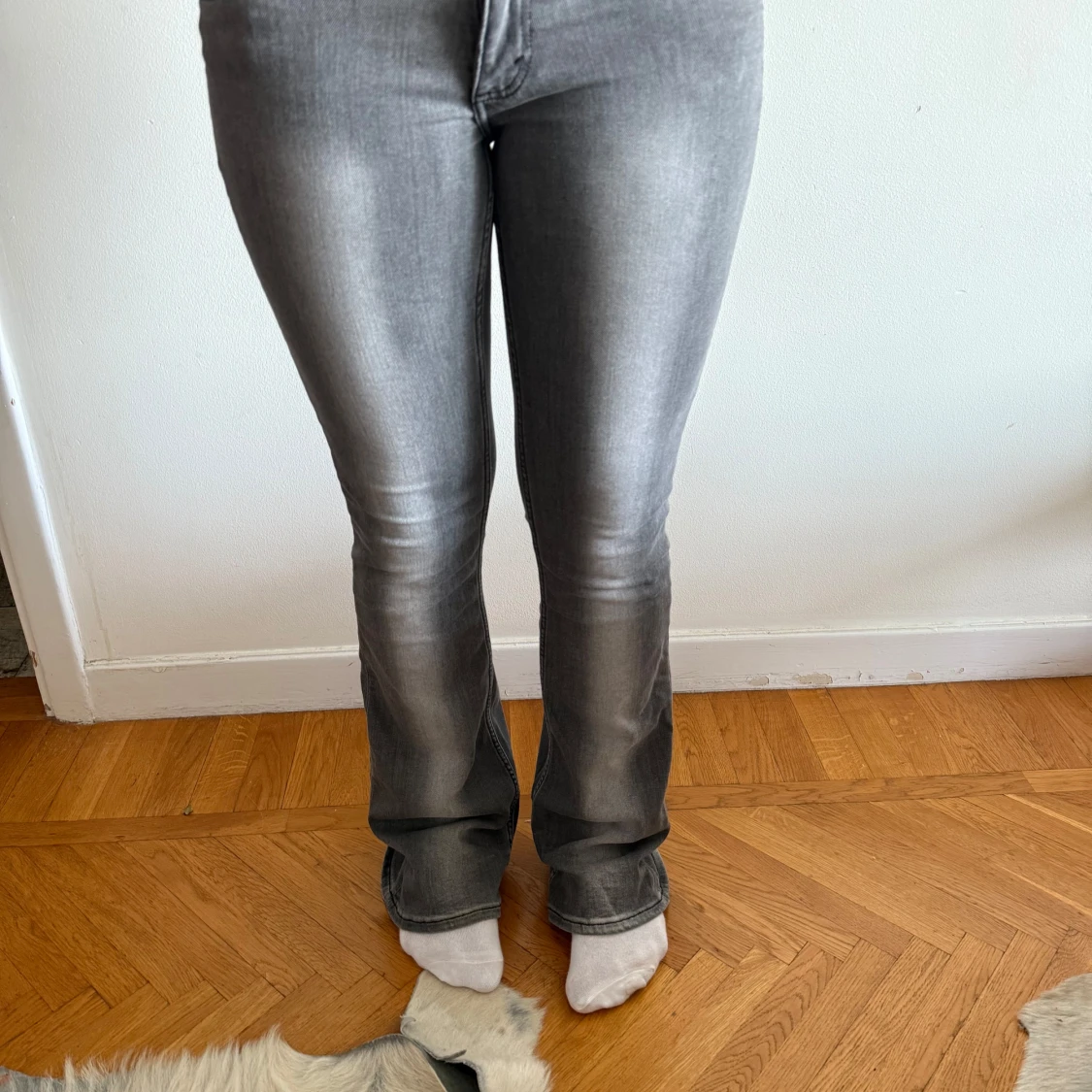 Grå bootcut jeans med slitning