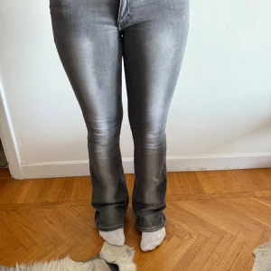 Grå bootcut jeans med slitning - Säljer ett par gråa bootcut jeans från weekday. Säljer då det kom till andvändning 3 gånger. Hör av dig för flera frågor/bilder 