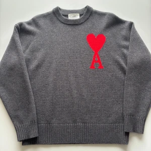 Ami Paris Wool Sweater - Grå stickad tröja i 100% ull från Ami Paris. Använd fåtalet gånger, som ny i skicket. Ingen lukt och inga defekter. Storlek Small men passar oversized, mer som en Medium/Large. Säljes för att jag inte använder den längre. Nypris 4800kr. 
