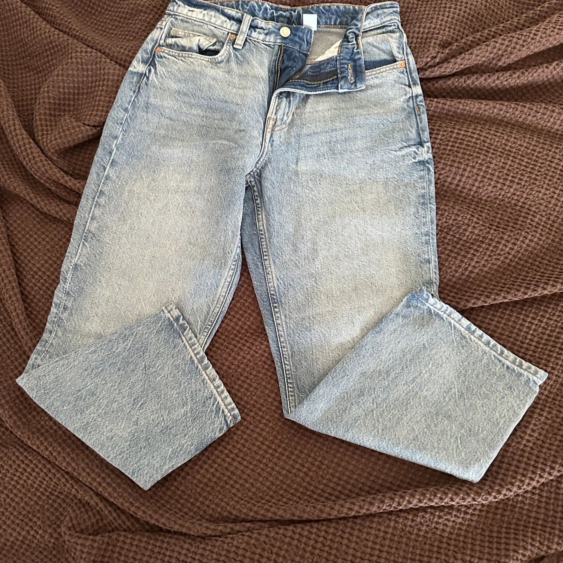 Ljusblå cropped jeans