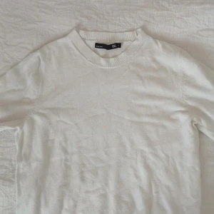 Vit stickad tröja stl S - En stilren vit stickad tröja från 157 i storlek S. Tröjan har rund halsringning och långa ärmar, perfekt för lager-på-lager. Enkel och clean design som passar till många olika outfits.