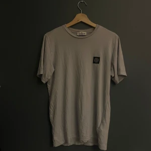 Stone Island T-Shirt - Super najs t-shirt från Stone Island | Färg: Sky Blue, storlek 170 (S), skick 8/10 | 100% äkta (såklart!) inköpt på NK | Nypris 1049, mitt pris 499 | Hör gärna av dig vid frågor eller funderingar!!🔥