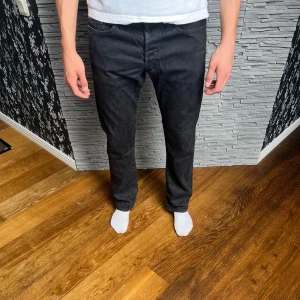 Svarta Replay Waitom jeans  - Säljer nu dessa otroligt feta Replay jeans | Skick 9/10, inga defekter | Storleken är 33/32, längd är 103 cm | Priset är inte hugget i sten | Skriv vid frågor!