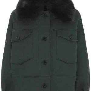 Meotine jacka i mörk grön - Stilren mörkgrön Meotine jacka med stora bröstfickor och svarta knappar framtill. 