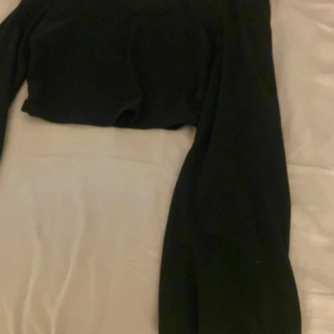 Svart croppad långärmad topp