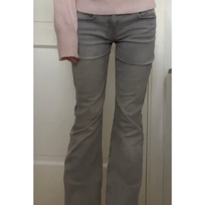 Grå bootcut jeans - lågmidjade / midwaist jeans från gina tricot, storlek 40, originalpris 500 kr 💗