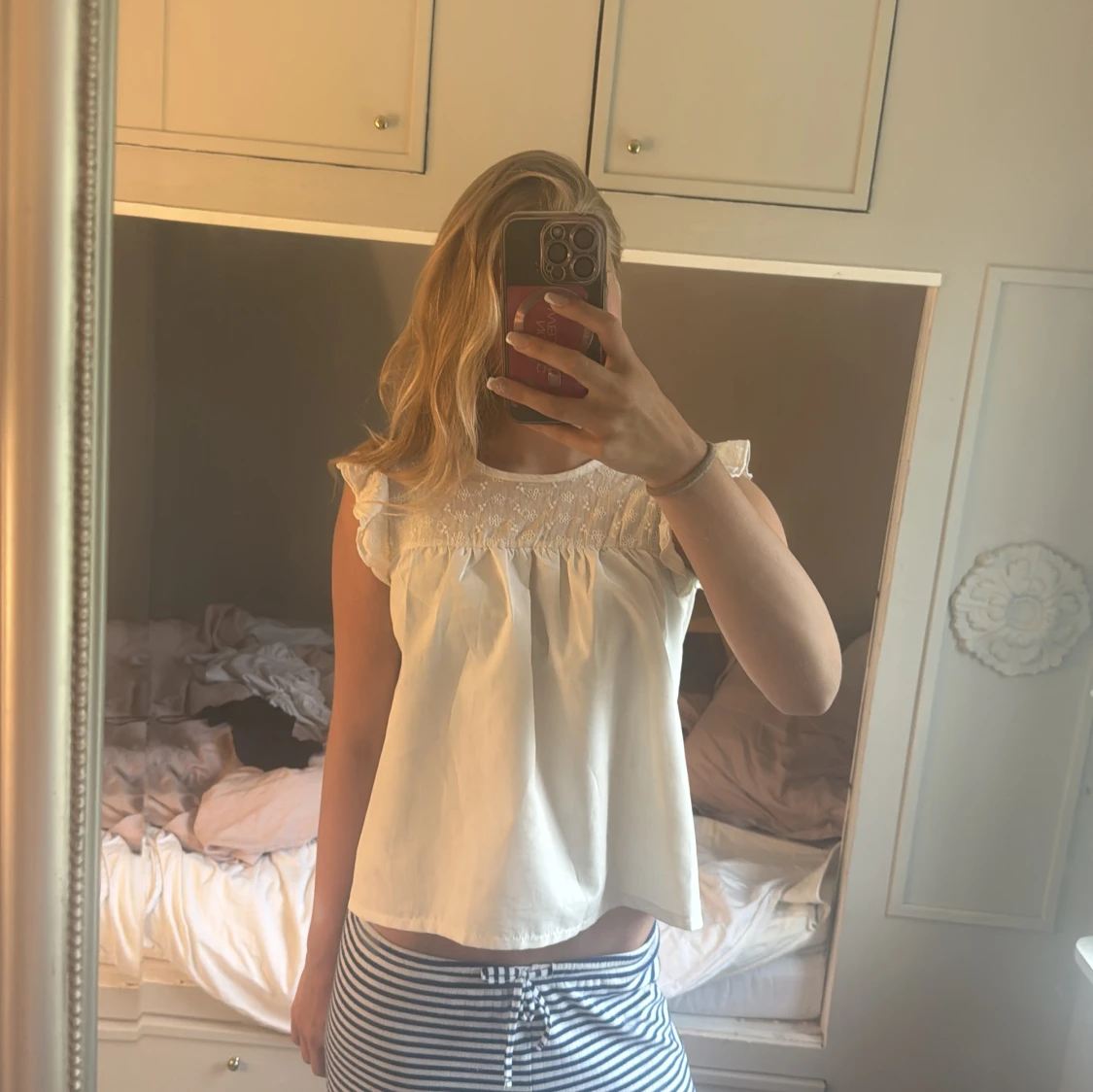 Vit blus med spetsdetaljer