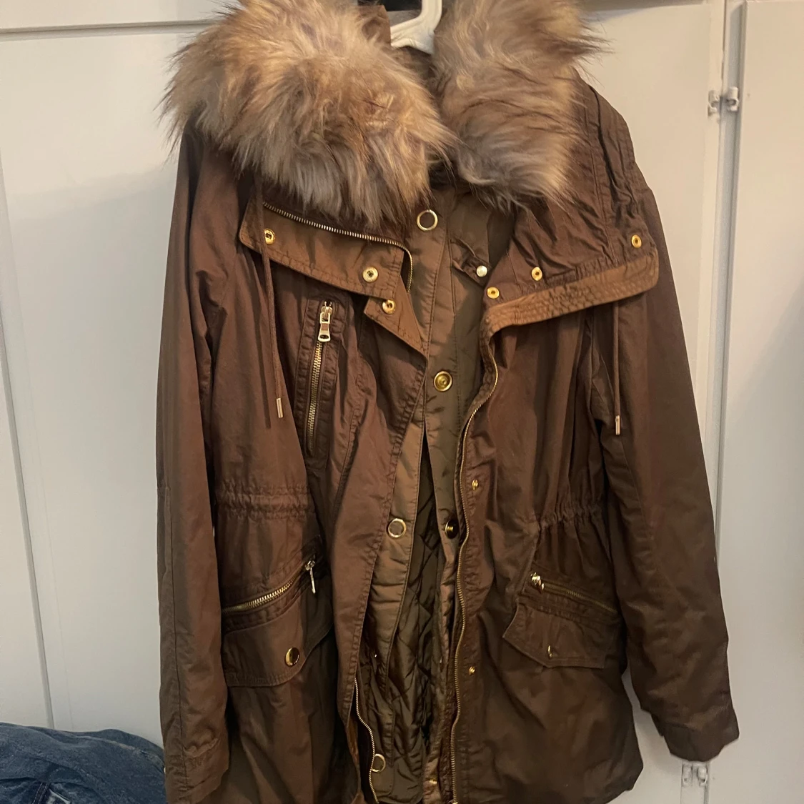 Brun parkajacka med fuskpäls från Mango