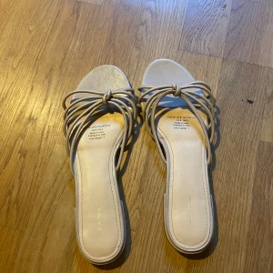 Beiga sandaler från &otherstories - Super fina sandaler med en liten klack där bak. Köpte ett par i svart och beige men har aldrig använts. Pga fel storlek