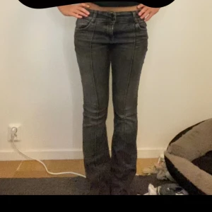 Lågmidjade bootcut jeans - Mörkgråa bootcut jeans från bershka i storlek 36🥰