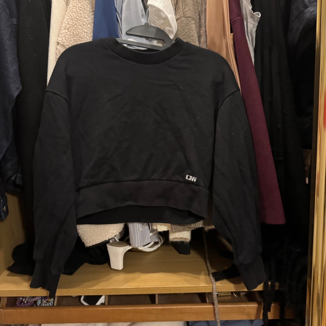 Svart croppad sweatshirt från ICANIWILL - 1