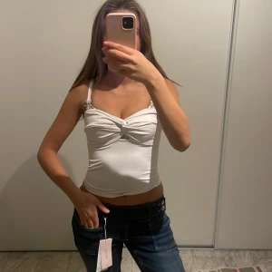 Vit croppad linnetopp  - Jätte snygg tub topp som inte kommer till användning längre!💕