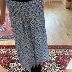 Blå långkjol med mönster från Gina Tricot -  Långkjol från Gina Tricot.