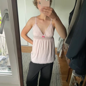 Gulligt linne från Victorias Secret - Supersöt ljusrosa linnetopp med smala axelband, v-ringning och spetsdetaljer längs urringningen. Så så gullig, passar en S/M.