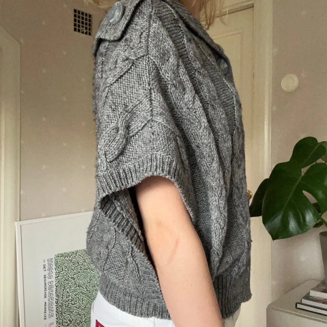 Grå stickad kofta med stora knappar - 3