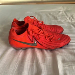 Nike Phantom  - Säljer nu mina Nike x Erling Haaland Phantom GX 2 Elite FG ’Force 9’. Dem är i bra skick och har bara använts ett fåtal gånger då jag inte kan ha dem längre.                                                                           Nypris runt 3200 :- 