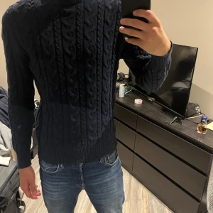 Stickad tröja blå  - Använd fåtal gånger.