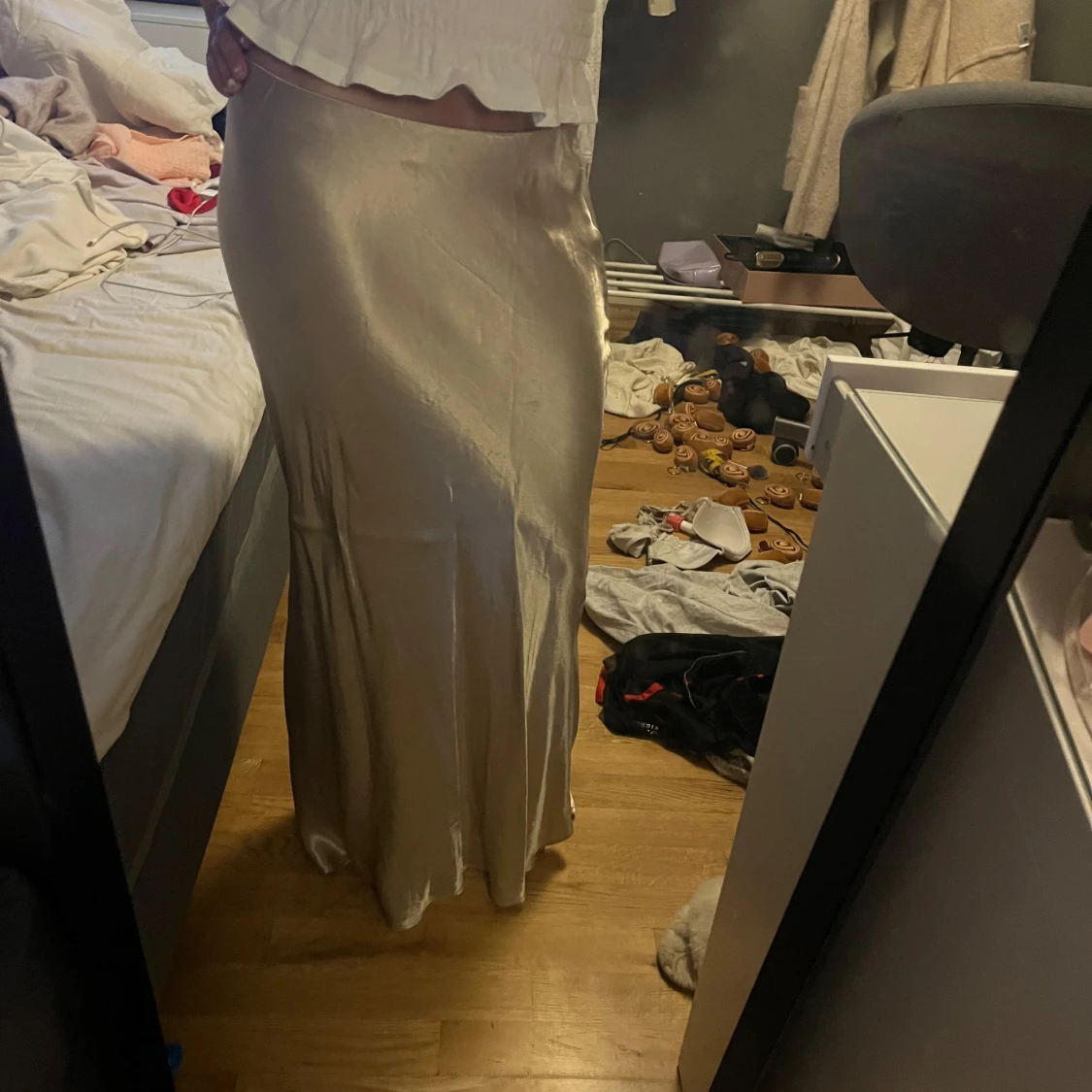 Champagnefärgad satinkjol