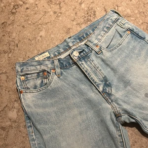 Levis jeans - Levis jeans säljes, storlek är M men passar som S, skriv vid minsta funderingar, jeansen stryks och tvättas innan det fraktas🤗✨