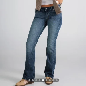 Mörkblå Bootcut jeans med lågmidja - Säljer ett par lågmidjade jeans från Junkyard som är köpte för ungefär 600, säljer för 300😊 mycket bra skick o inte jätte använda 