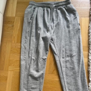 Grå mjukisbyxor Polo Ralph Lauren - Nästan helt nya. Använts ett par gånger och är i mycket bra skick fortfarande. Pris kan diskuteras. 