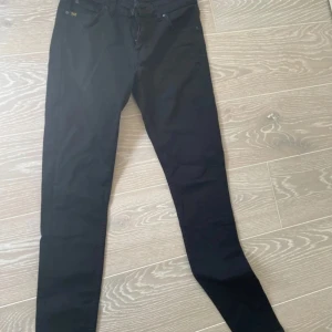 Svarta och blåa jeans från tiger of Sweden  - Vi säljer två jeans från tiger of Sweden. Ett par blåa och ett par svarta båda är i slim/skinny. Skicket är bra på båda och för ett dunder pris! Dem blåa har storlek 27/32 och dem svarta 28/32, hör av dig vid frågor 