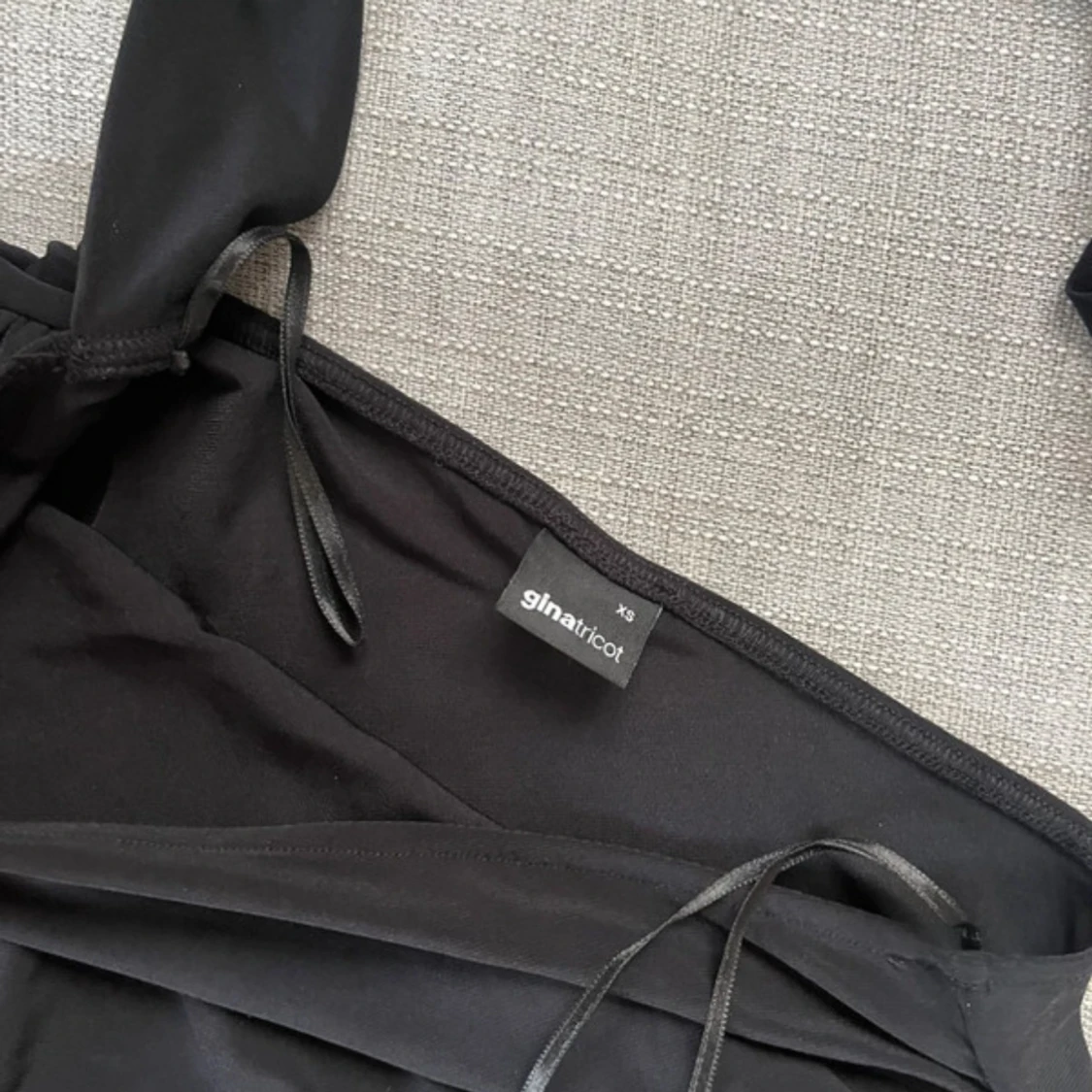 Svart one shoulder topp Gina Tricot - 3