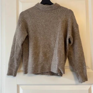 Brun stickad tröja  - Brun stickad tröja från lager 157, lappen med storlek ör tyvärr borta men efter hur den sitter på skulle jag nog säga att den är i storlek xs