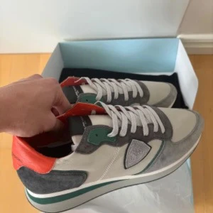 Philippe model skor Helt nya  -  "Helt nya Philippe Model-skor till salu! Nypriset ligger på 3300 kr, men du kan få dem för 1700 kr. Är du snabb på att bestämma dig? Då kan vi diskutera priset!" 